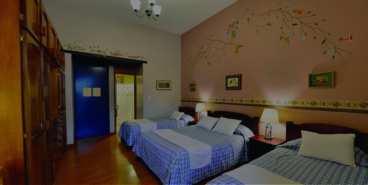 Imagen de la Habitación 2 del Hotel Posada del Ángel en Cuenca, Ecuador, mostrando su ambiente cálido y acogedor, ideal para una estancia relajante.