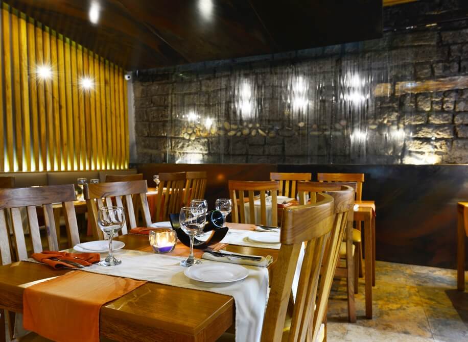 Restaurante Mangiare Bene dentro del Hotel Posada del Ángel en Cuenca, Ecuador". Proporciona una descripción concisa y precisa de la imagen, indicando que se trata del interior del restaurante Mangiare Bene.