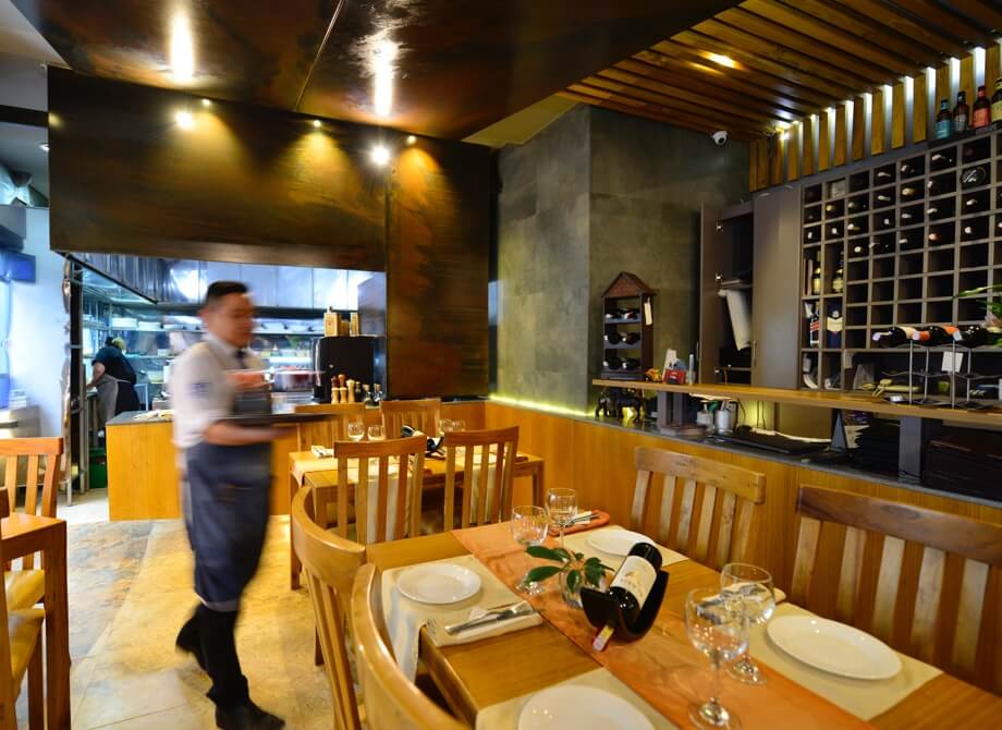 Restaurante Mangiare Bene dentro del Hotel Posada del Ángel en Cuenca, Ecuador". Proporciona una descripción concisa y precisa de la imagen, indicando que se trata del interior del restaurante Mangiare Bene.