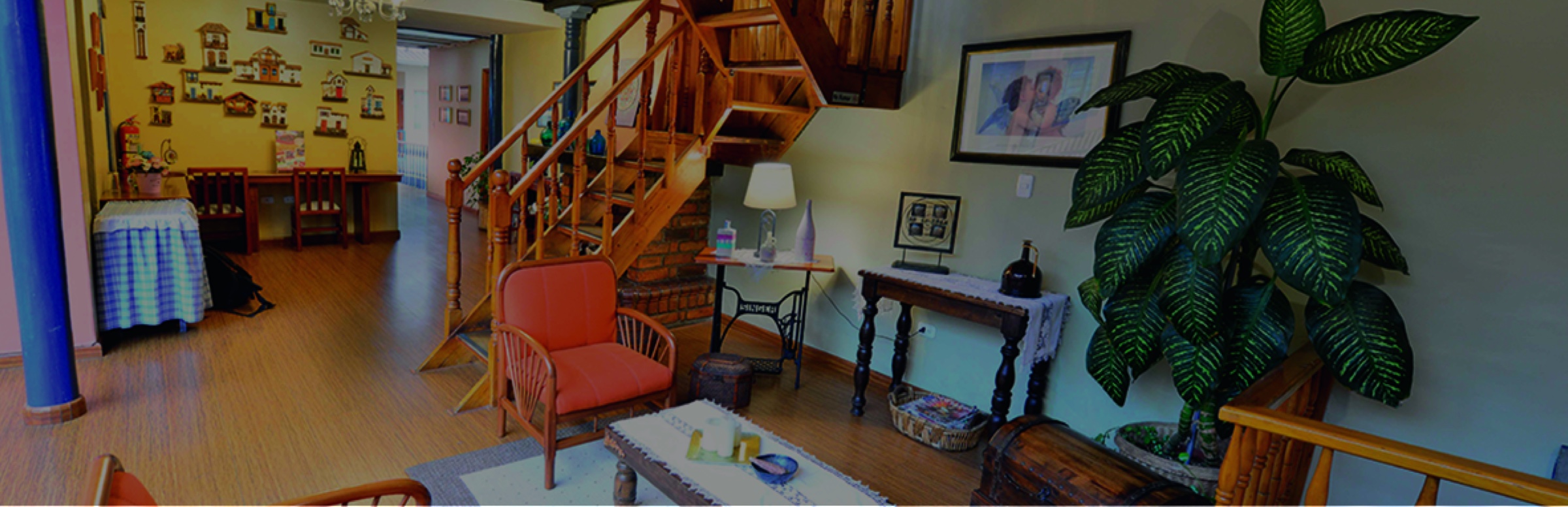 Escalera hacia las habitaciones 16 y 17 en el Hotel Posada del Ángel en Cuenca, Ecuador". Proporciona una descripción concisa y precisa de la imagen, indicando que se trata de la escalera que conduce a las habitaciones 16 y 17 en el Hotel.