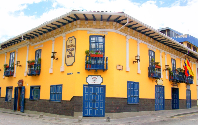 Imagen de la encantadora casa que alberga al Hotel Posada del Ángel, ubicado en el corazón histórico de Cuenca, Ecuador. Nuestra casa ofrece comodidad y hospitalidad para viajeros que buscan una estancia memorable en esta encantadora ciudad.