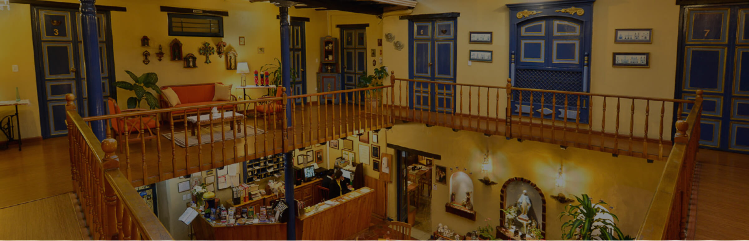 Sala de descanso en el Hotel Posada del Ángel en Cuenca, Ecuador". Proporciona una descripción concisa y precisa de la imagen, incluyendo el lugar y la ubicación.