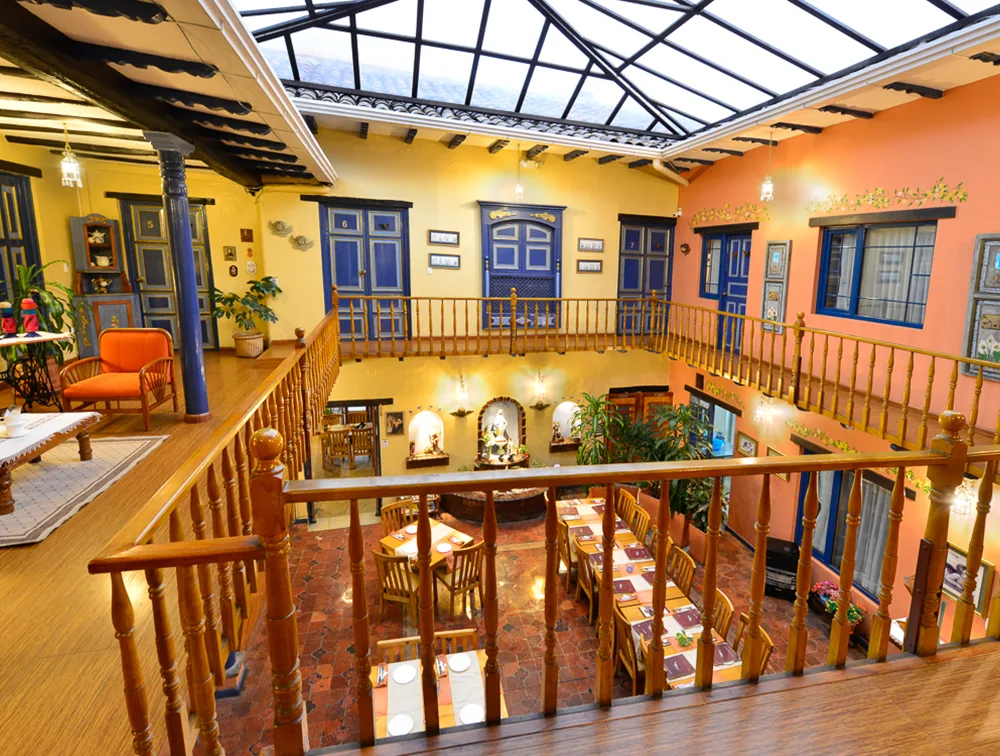 Patio interior de la casona patrimonial del Hotel Boutique Posada del Ángel en Cuenca