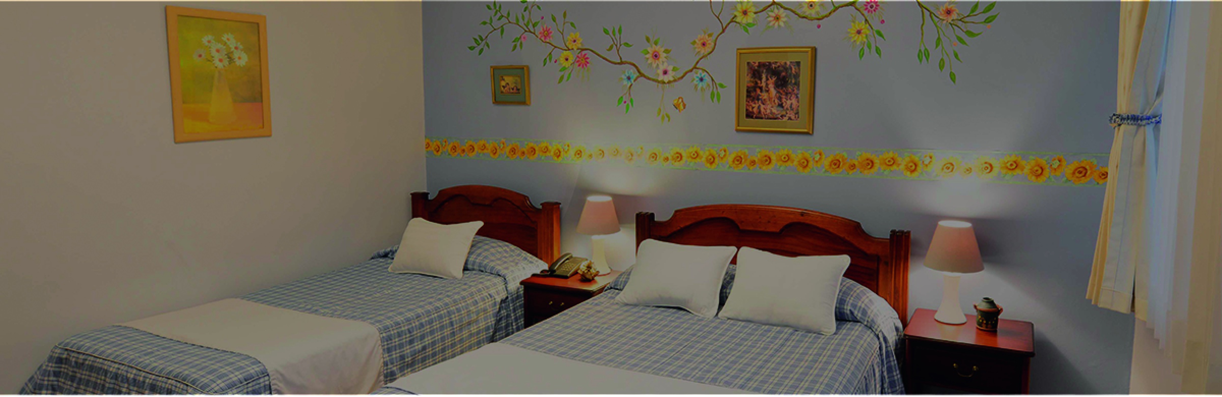 Habitación número 13 en el Hotel Posada del Ángel en Cuenca, Ecuador". Proporciona una descripción concisa y precisa de la imagen, indicando que se trata del interior de la habitación número 13 en el Hotel .