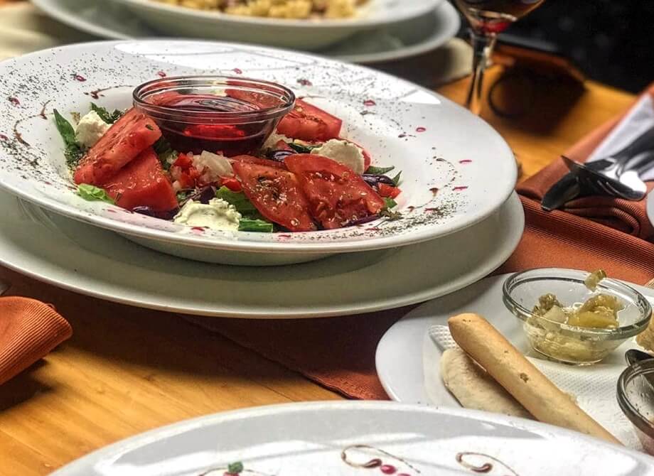 Plato de comida en el restaurante Mangiare Bene dentro del Hotel Posada del Ángel en Cuenca, Ecuador". Proporciona una descripción concisa y precisa de la imagen, indicando que se trata de un plato de comida servido en el restaurante Mangiare Bene.