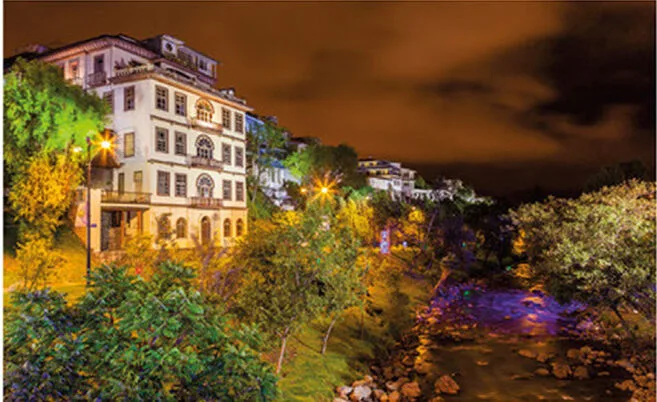 El Barranco y el río Tomebamba junto al Centro Histórico de Cuenca, Ecuador
